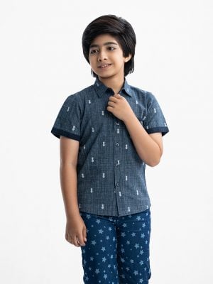 Kid boys short-sleeved casual shirt in printed cotton fabric. Classic collar, a chest pocket and button fastening at the front.
