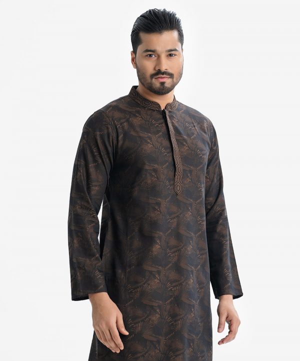 Men's slim fitted panjabi in Jacquard fabric. Embroidery at mandarin collar with metal buttons placket.