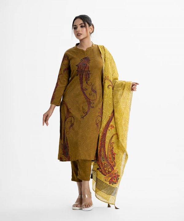 Women's paisley printed salwar kameez in joom fabric. Stand collar, three-quarter sleeves and karchupi at the front of kameez. Half-silk dupatta with pant pajamas.