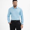 Men's printed long-sleeved formal shirt in cotton fabric. Classic collar, button fastening at the front and adjustable buttons at the cuffs.