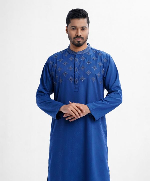 Men's premium panjabi in jacquard fabric. Mandarin collar, inseam pockets and karchupi at the front.