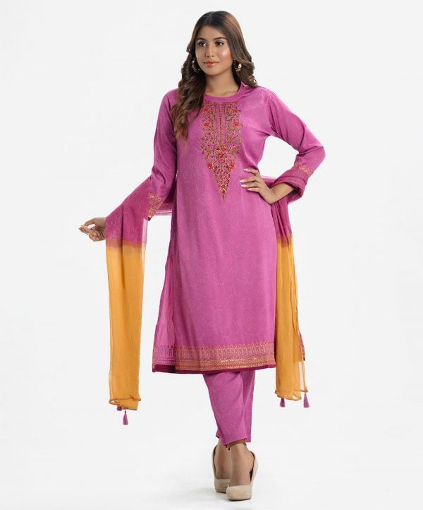 Women's salwar kameez in joom fabric. Round neck, three-quarter sleeved and karchupi at the front. Complemented with pants and chiffon dupatta.