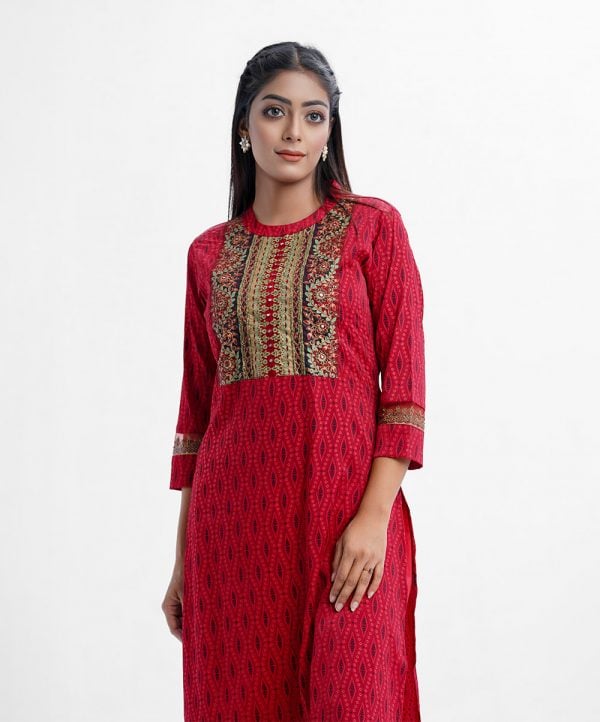 Women's printed straight kameez in joom fabric. Round neck, three-quarter sleeved and karchupi at the front.