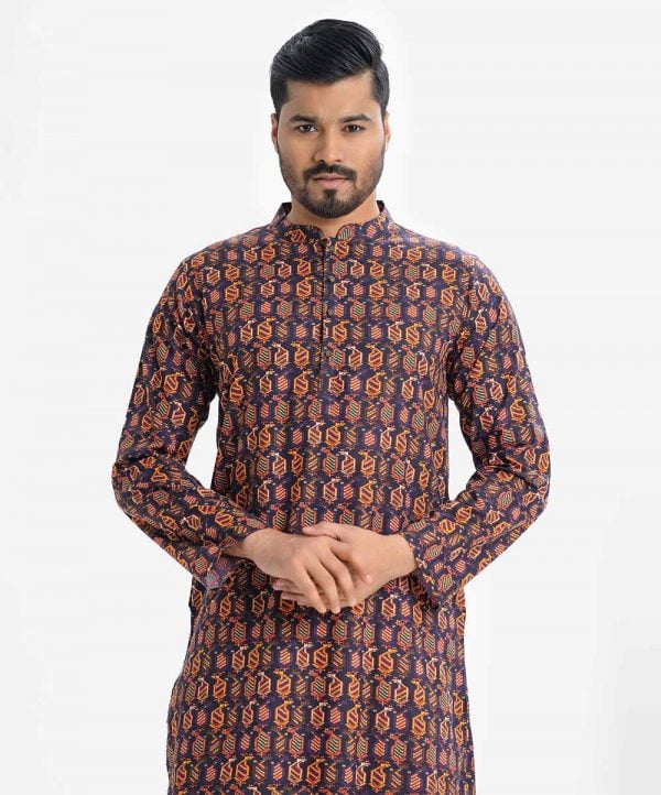 Men's printed semi fitted panjabi in cotton fabric. Mandarin collar, inseam pockets and button fastening at the front.
