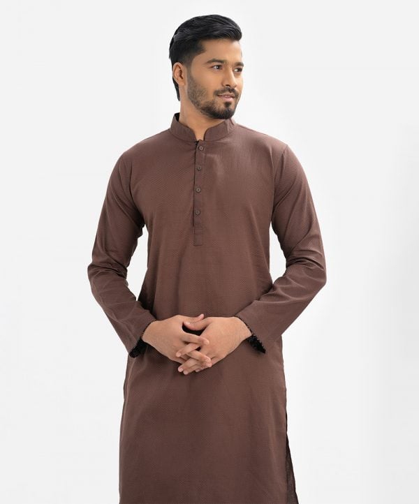 Men's slim-fitted panjabi in jacquard fabric. Mandarin collar and inseam pockets.