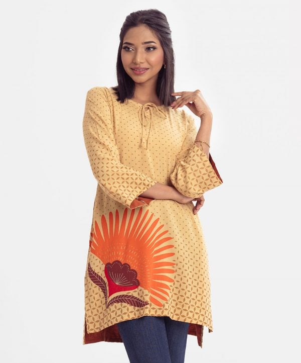 Printed A-line tunic in viscose fabric. Round neck with tassel tie. bell-sleeved and high low hem.