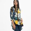 Printed A-line tunic in georgette fabric. Stand collar, long-sleeved. High low hem and button fastening at the front.