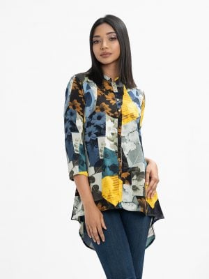 Printed A-line tunic in georgette fabric. Stand collar, long-sleeved. High low hem and button fastening at the front.