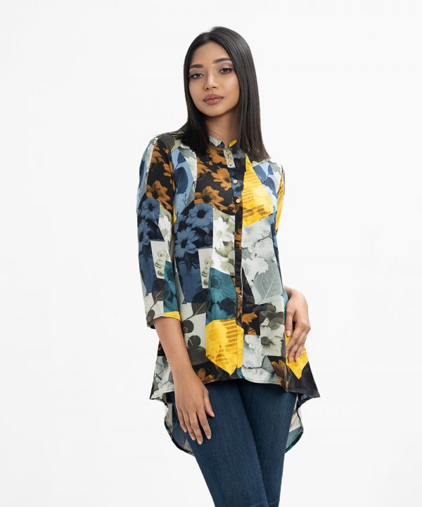 Printed A-line tunic in georgette fabric. Stand collar, long-sleeved. High low hem and button fastening at the front.
