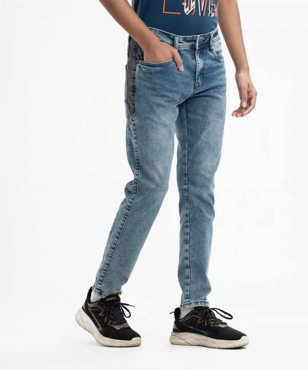 Teen boys slim-fitted denim pant. Zipped side pockets with two patch pockets on the back.