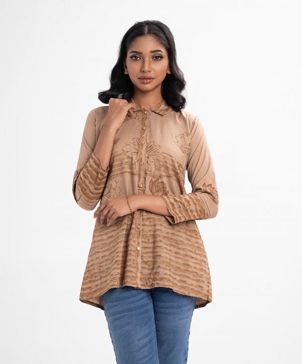 Ladies' printed A-line shirt in viscose fabric. Classic collar, long-sleeved and button fastening at the front.