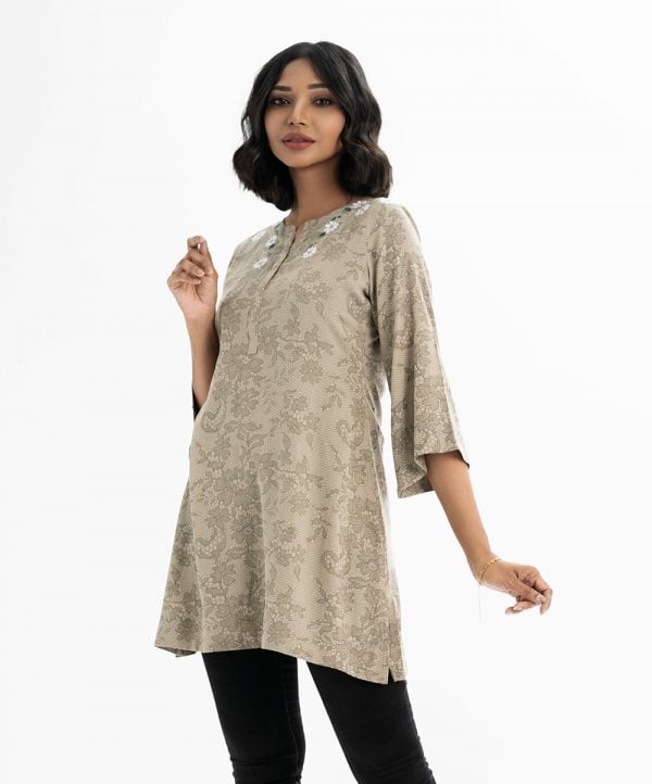 Women's printed short tunic in viscose fabric. Round neck with v cut, three-quarter sleeved and embroidery at the top front.