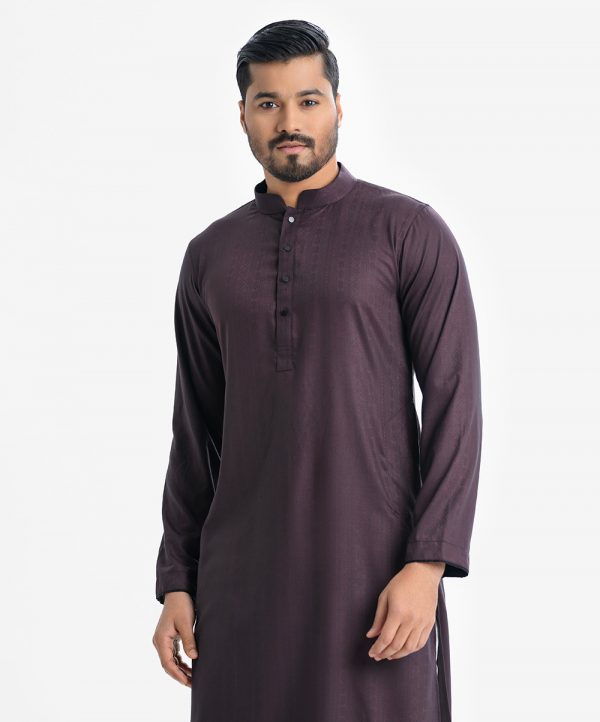 Men's semi fitted panjabi in cotton fabric. Mandarin collar and inseam pockets. button fastening at the front.