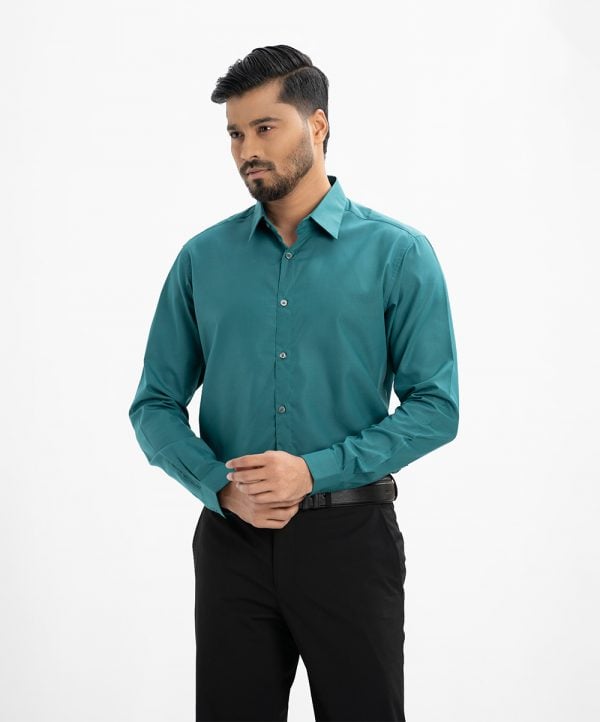 Men's printed long-sleeved formal shirt in cotton blended fabric. Classic collar, button fastening at the front and adjustable buttons at the cuffs.