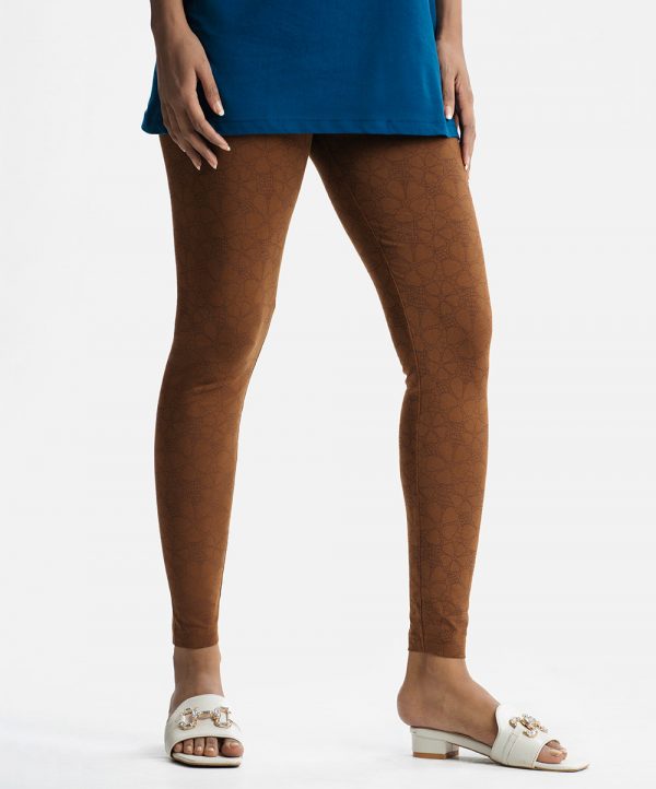 Women's leggings in stretchable cotton knit fabric. Concealed elasticated waistline and all over printed.