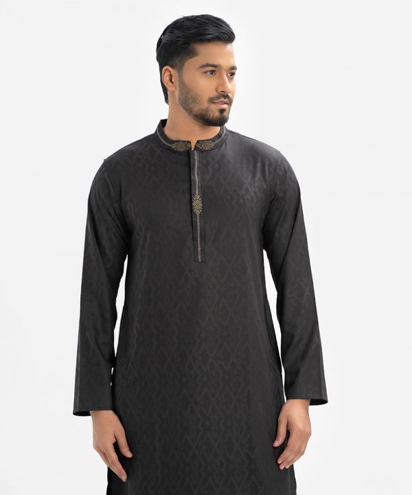 Men's slim fitted panjabi in jacquard fabric. Mandarin collar, full-sleeved, inseam pockets. Button fastening and embroidery at the front.