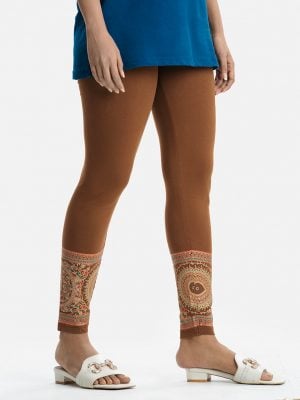 Women's leggings in stretchable cotton knit fabric. Concealed elasticated waistline and print at hemline.