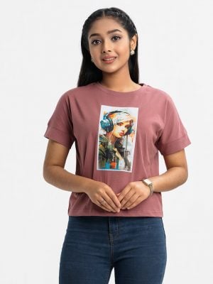 Teen girls t-shirt in cotton single jersey fabric. Round neck, short sleeves and print on the chest.
