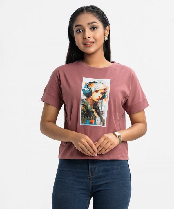 Teen girls t-shirt in cotton single jersey fabric. Round neck, short sleeves and print on the chest.