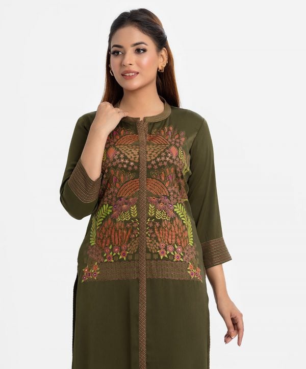 Women's straight kameez in crepe fabric. Stand collar, three-quarter sleeved. Karchupi and line stitching at the front.