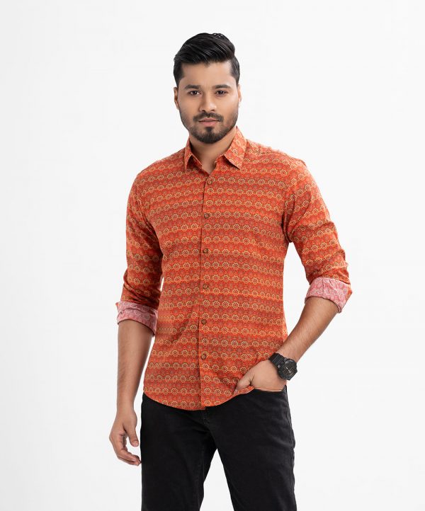 Men's long-sleeve casual shirt in print cotton fabric. Classic collar, button fastening at the front and adjustable cuff.