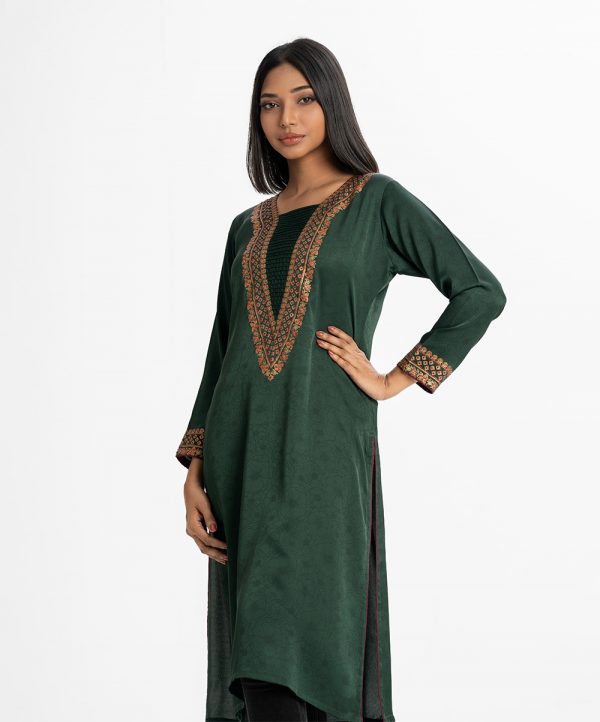 Floral printed straight kameez in crepe fabric. Full sleeves, V-cut neck. Karchupi at the front and sleeves cuff.