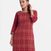 Printed straight kameez in georgette fabric. Round neck, three-quarter sleeved and karchupi at the front.