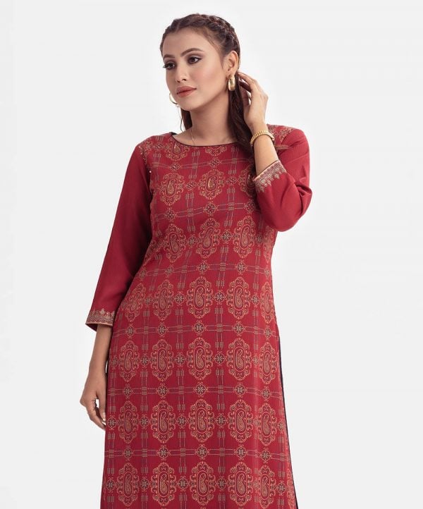 Printed straight kameez in georgette fabric. Round neck, three-quarter sleeved and karchupi at the front.