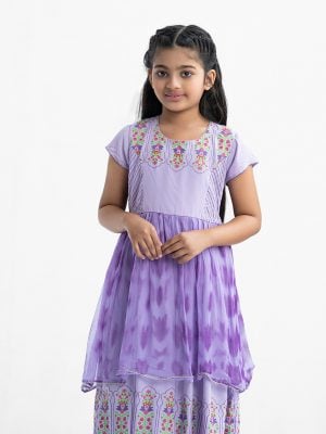 Kid girls printed frock in viscose fabric with chiffon fabric patch attached at waistline. Cap sleeves, round neck and tie-cord at back.