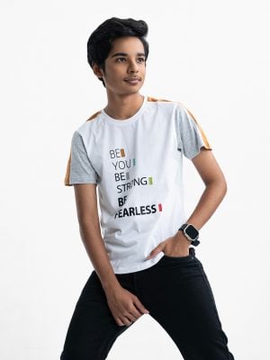 Teen boy t-shirt in cotton single jersey fabric. Crew neck, short-sleeved, and typography print at the front.
