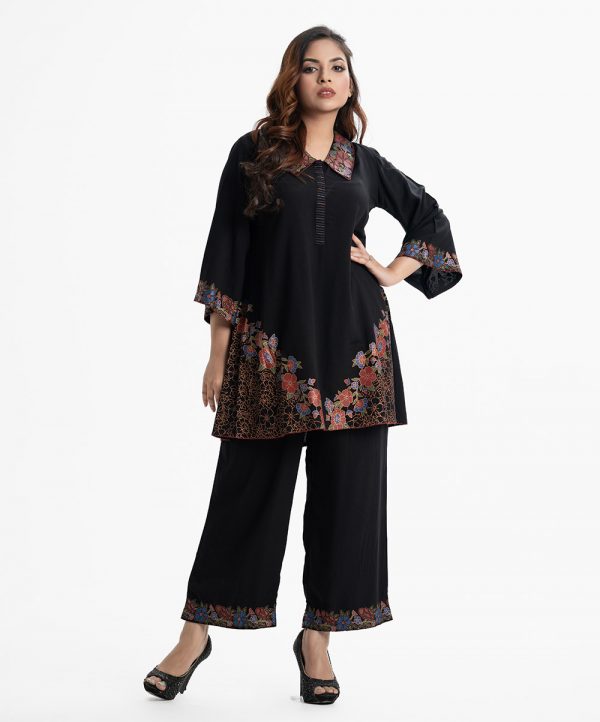 Women's printed A-line top bottom set in viscose fabric. Classic collar, long sleeves with palazzo pants.