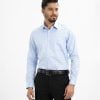 Men's long-sleeved formal shirt in cotton check fabric. Classic collar. A chest pocket with adjustable buttons at the cuffs.