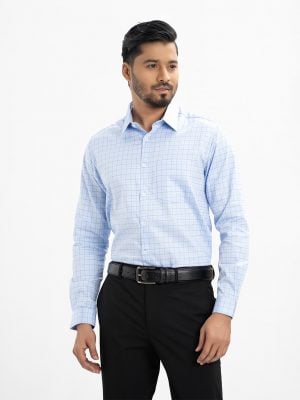 Men's long-sleeved formal shirt in cotton check fabric. Classic collar. A chest pocket with adjustable buttons at the cuffs.
