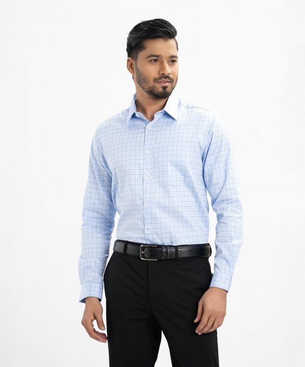 Men's long-sleeved formal shirt in cotton check fabric. Classic collar. A chest pocket with adjustable buttons at the cuffs.