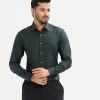 Men's slim fit business formal shirt in cotton blended fabric.Classic collar and long sleeves with adjustable button cuff.