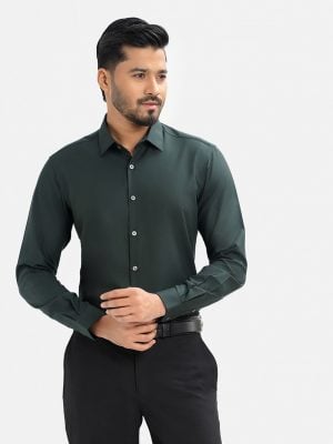 Men's slim fit business formal shirt in cotton blended fabric.Classic collar and long sleeves with adjustable button cuff.