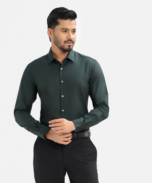 Men's slim fit business formal shirt in cotton blended fabric.Classic collar and long sleeves with adjustable button cuff.
