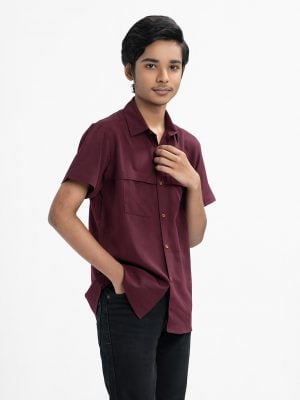 Teen boys short-sleeved casual shirt in blended fabric. Classic collar, button fastening at the front and two front pockets.