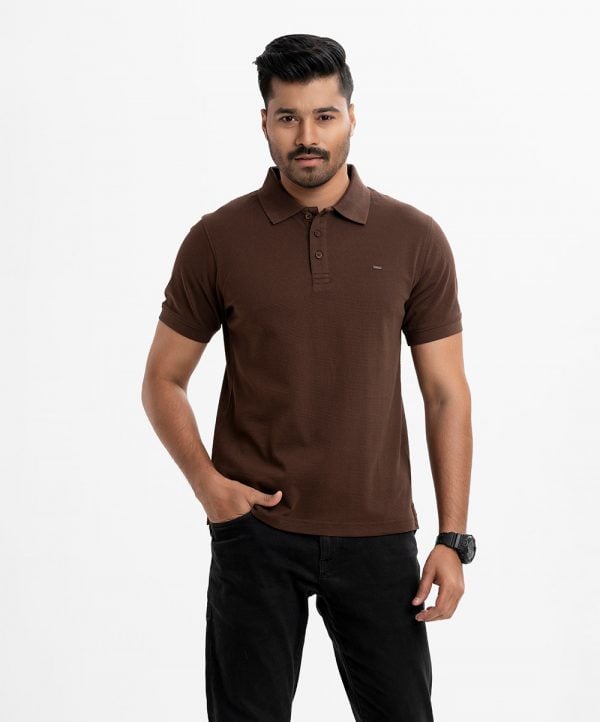 Mens short sleeves polo in bubble knit fabric. Classic collar and button fastening at the front.