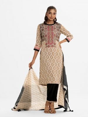 Women's printed straight salwar kameez in joom fabric. Round neck, three-quarter sleeved. Embroidery and karchupi at the front. Paired with a joom pant pajama and a half-silk dupatta.