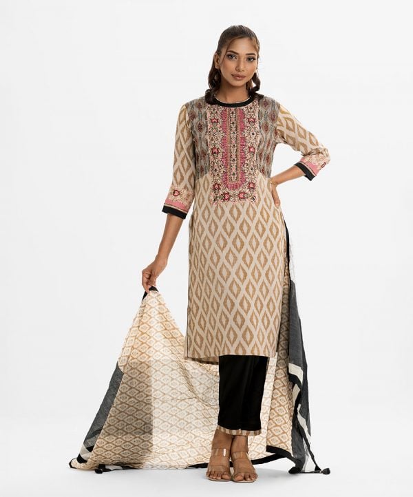 Women's printed straight salwar kameez in joom fabric. Round neck, three-quarter sleeved. Embroidery and karchupi at the front. Paired with a joom pant pajama and a half-silk dupatta.