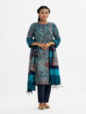 Women's printed straight salwar kameez in joom fabric. Stand collar, three-quarter sleeves. Karchupi at the front. Paired with a crepe palazzo pant and a half-silk dupatta.