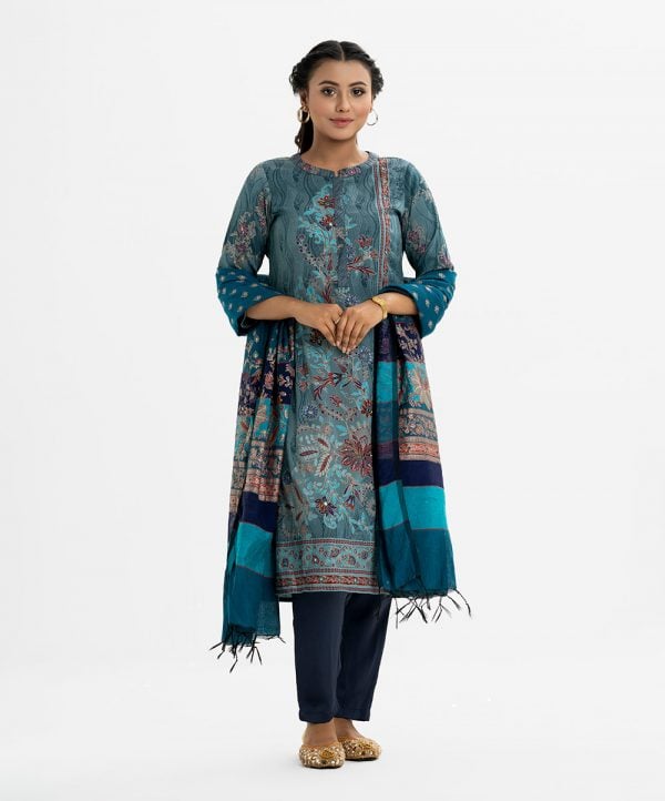Women's printed straight salwar kameez in joom fabric. Stand collar, three-quarter sleeves. Karchupi at the front. Paired with a crepe palazzo pant and a half-silk dupatta.