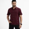 Men's short-sleeved casual shirt in blended fabric. Classic collar, button fastening at the front and two front pockets.