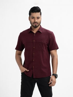 Men's short-sleeved casual shirt in blended fabric. Classic collar, button fastening at the front and two front pockets.