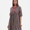 Women's printed tent-style tunic in cotton fabric. V-neck and three-quarter sleeves. Embroidery at the front and gathered at the waistline. side slits with tassel tie.