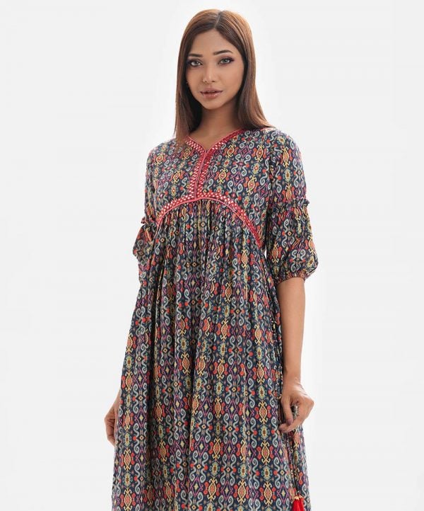 Women's printed tent-style tunic in cotton fabric. V-neck and three-quarter sleeves. Embroidery at the front and gathered at the waistline. side slits with tassel tie.