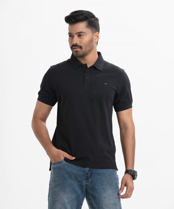 Mens short sleeved polo in bubble knit fabric. Classic collar and button fastening at the front.