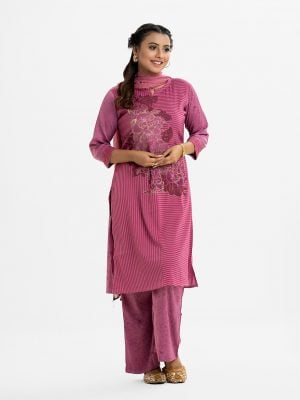 Women's printed straight salwar kameez in joom fabric. Round neck, three-quarter sleeves and karchupi at the front. Paired with a joom palazzo pant and a chiffon dupatta.