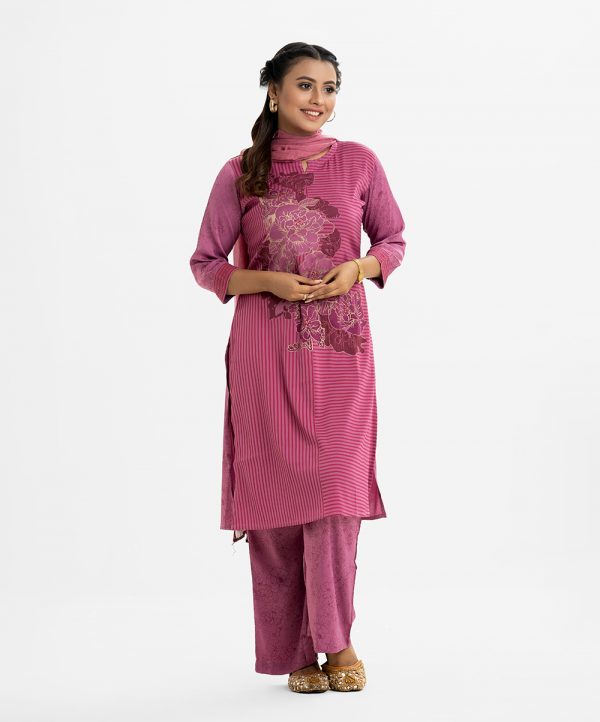 Women's printed straight salwar kameez in joom fabric. Round neck, three-quarter sleeves and karchupi at the front. Paired with a joom palazzo pant and a chiffon dupatta.